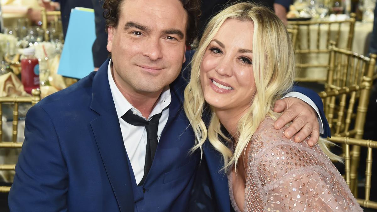 SANTA MONICA, CA - JANUARY 11:  Actors Johnny Galecki (L) and Kaley Cuoco attend The 23rd Annual Critics’ Choice Awards at Barker Hangar on January 11, 2018 in Santa Monica, California.  (Photo by Kevin Mazur/WireImage)