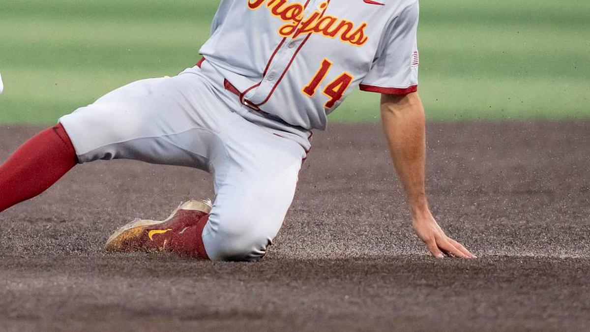  Oregon infielder Maddox Molony, left, forces out USC outfielder Jack Basseer at second base as the Oregon Ducks host the USC Trojans on May 14, 2026, in Eugene, Oregon. | Ben Lonergan/The Register-Guard / USA TODAY NETWORK via Imagn Images 