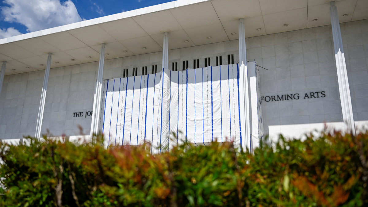 A tarp covers the facade of the John F. Kennedy Memorial Center for the Performing Arts, following a federal judge’s order to remove U.S. President Donald Trump's name from the institution, in Washington, D.C., U.S., June 20, 2026. REUTERS/Daniel Heuer