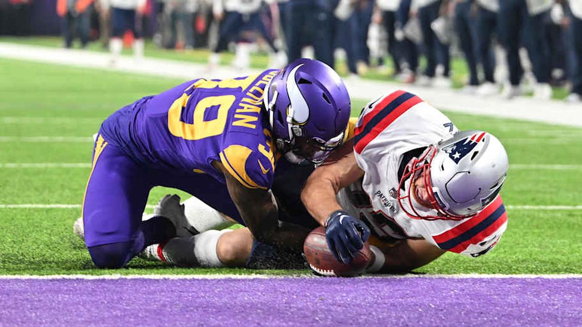  Nov 24, 2022; Minneapolis, Minnesota, USA; New England Patriots tight end Hunter Henry (85) catches a pass originally ruled as a touchdown as Minnesota Vikings cornerback Chandon Sullivan (39) defends. Instant replay would overturn the call and rule the play an incompletion during the third quarter at U.S. Bank Stadium. Mandatory Credit: Jeffrey Becker-Imagn Images | Jeffrey Becker-Imagn Images 