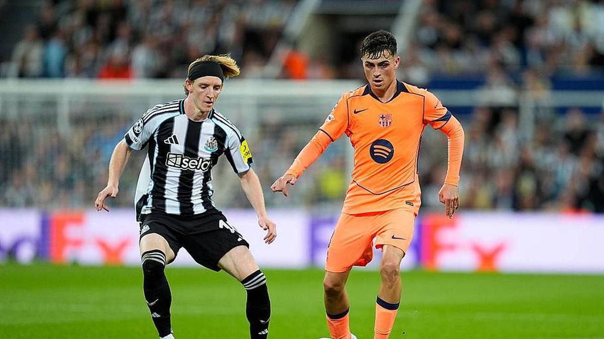  Gordon (left) witnessed Pedri's magic up close. | Dennis Agyeman/Europa Press/Getty Images 