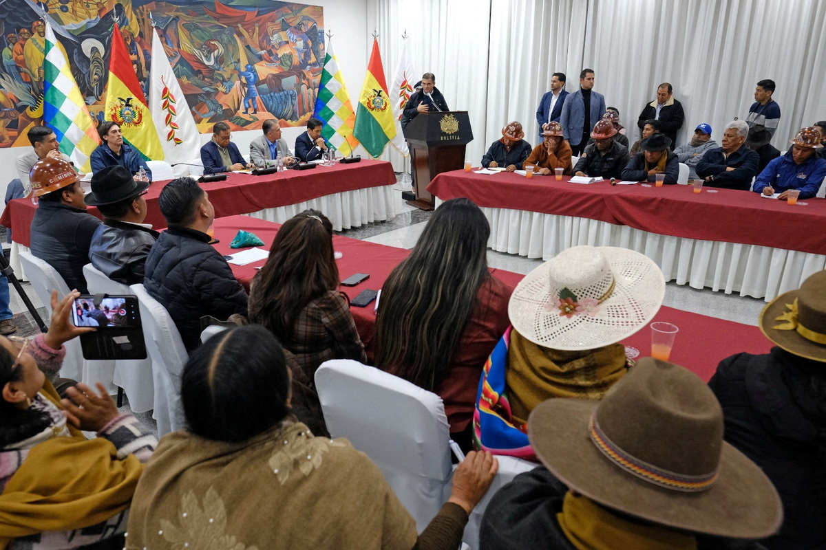 Bolivia's President Rodrigo Paz speaks on the day he signs an agreement with the Bolivian Workers' Confederation (COB) union after 50 days of anti-government protests, a step toward resolving a conflict that has paralyzed the country, in La Paz, Bolivia, June 19, 2026. REUTERS/Presidencia de Bolivia/Handout via REUTERS