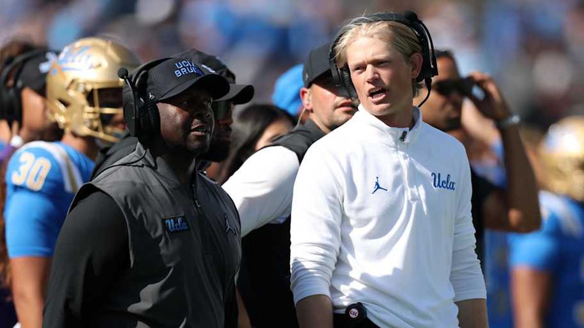  Oct 4, 2025; Pasadena, California, USA; UCLA Bruins interim head coach Tim Skipper (left) and new offensive coordinator Jerry Neuheisel (right) on the sideline during second half against the Penn State Nittany Lions at Rose Bowl. Mandatory Credit: Kiyoshi Mio-Imagn Images | Kiyoshi Mio-Imagn Images 