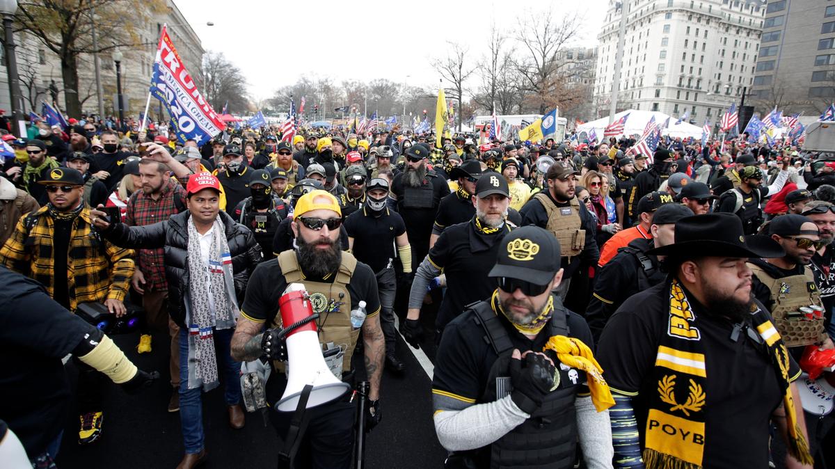 Partidarios del presidente de Estados Unidos, Donald Trump, vestidos con ropa asociada al grupo Proud Boys, durante una marcha en la Freedom Plaza, de Washington, el sábado 12 de diciembre de 2020. (AP Foto/Luis M. Alvarez)