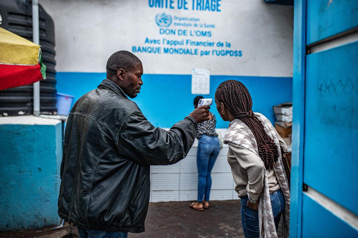  A hospital worker takes people’s temperatures at Virunga Hospital in Goma, Democratic Republic of Congo, on May 20, 2026. 