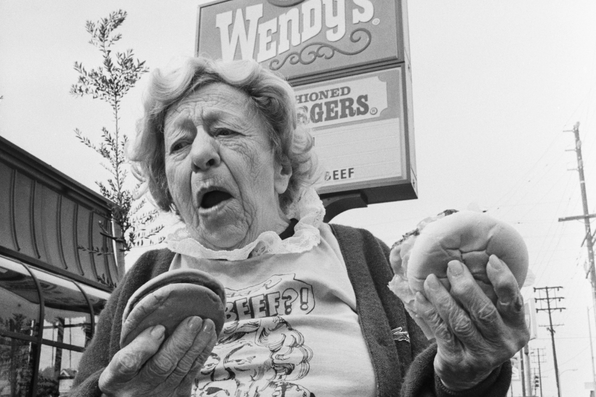  Clara Peller in Wendy’s “Where’s the Beef” ad in front of a Los Angeles Wendy’s restaurant 