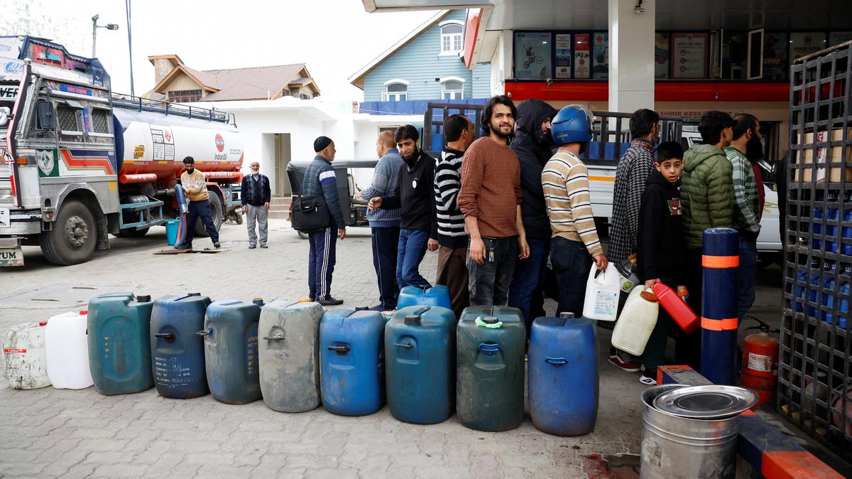 People queue to fill petrol in cans and vehicles, amid concerns over potential supply disruptions, despite authorities saying there are no shortages, amid the ongoing U.S.-Israeli conflict with Iran, in Srinagar, Indian Kashmir, March 26, 2026. REUTERS/Sharafat Ali