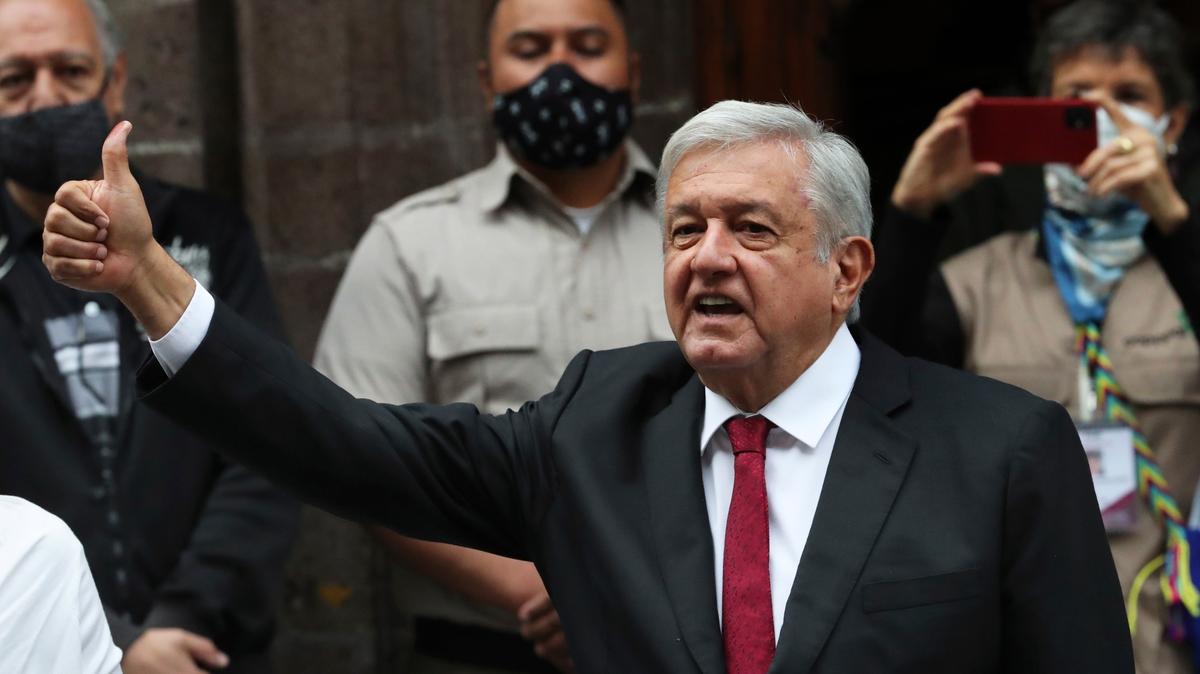 El presidente mexicano Andres Manuel Lopez Obrador saluda después de votar en las elecciones de alcaldes, gobernadores y congreso, el domingo 6 de junio de 2021, en Ciudad de México.