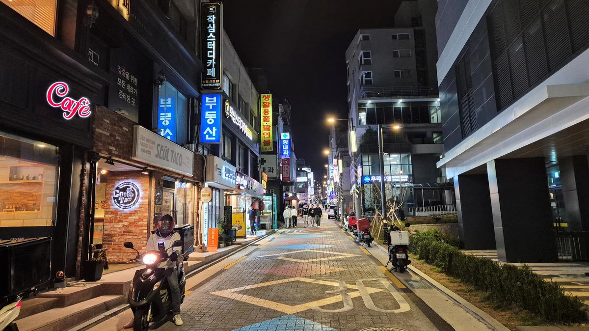 A general view shows an empty street during night time in Seoul, South Korea, October 31, 2024.   REUTERS/Cynthia Kim