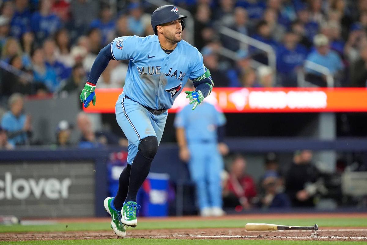  Toronto Blue Jays designated hitter George Springer (4) against the Los Angeles Dodgers. © John E. Sokolowski-Imagn Images