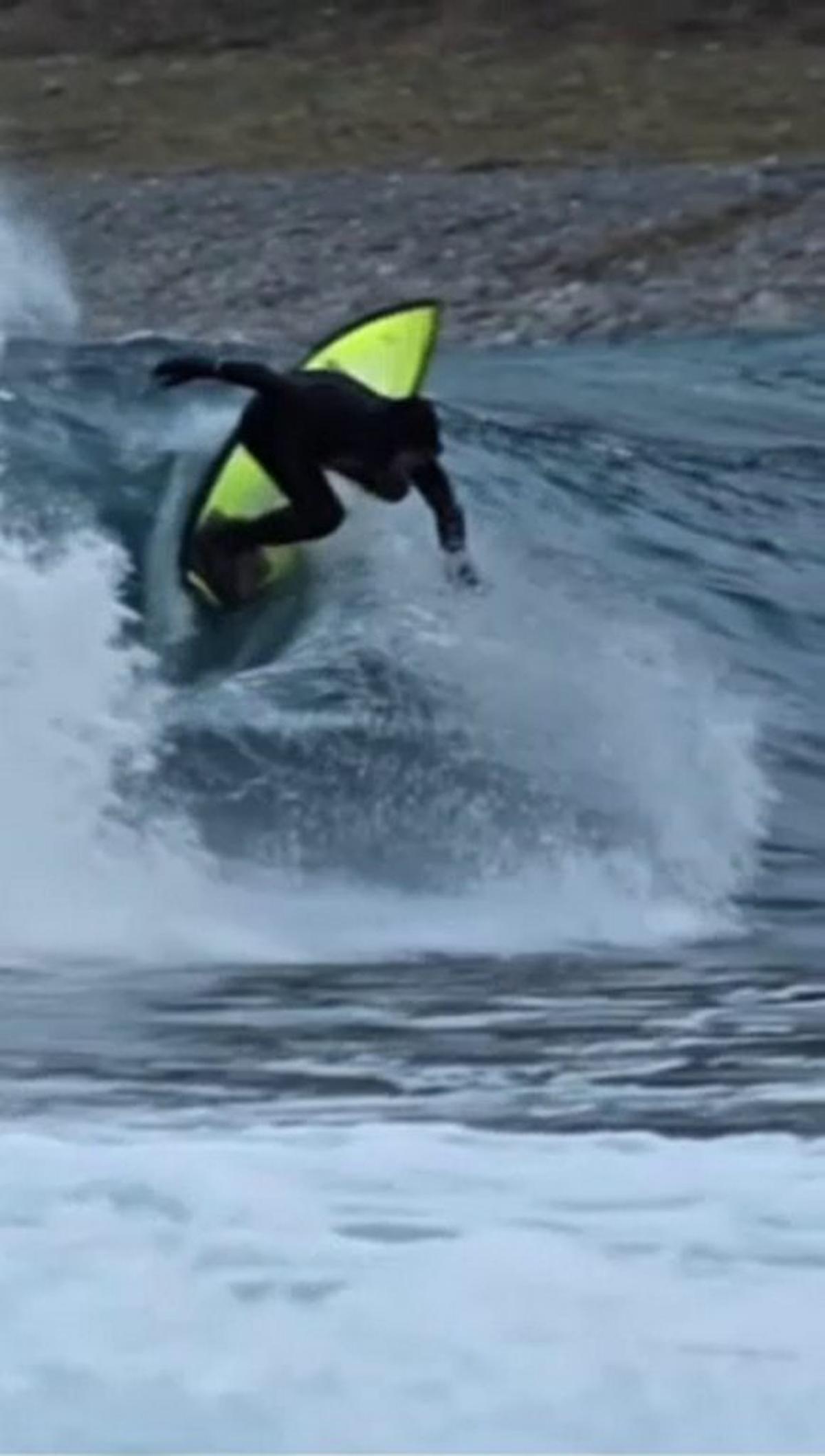  Shannon Ainslie surfing. (Chicco Mattos via SWNS) 