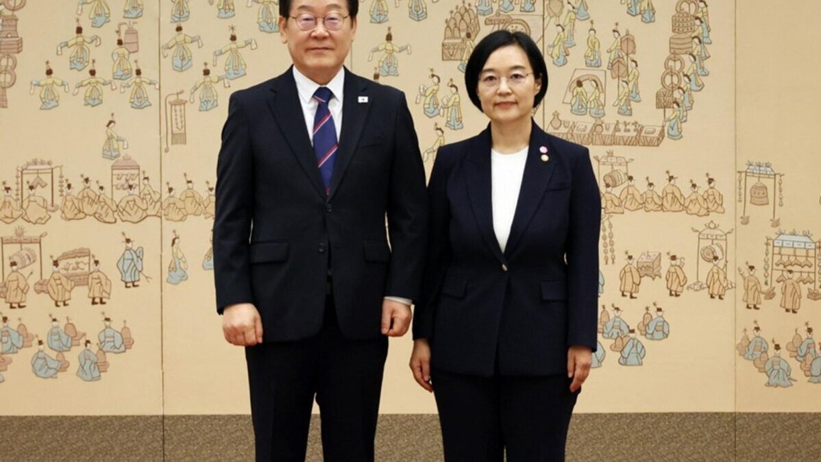President Lee Jae Myung (L) poses for a photo with SMEs and Startups Minister Han Seong-sook (R) after presenting her with a letter of appointment at the presidential office in Seoul, South Korea. Photo by YONHAP / EPA