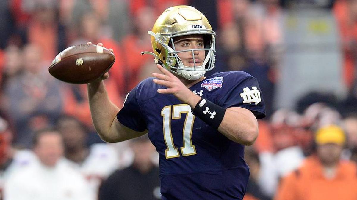  Jan 1, 2022; Glendale, Arizona, USA; Notre Dame Fighting Irish quarterback Jack Coan (17) throws a pass against the Oklahoma State Cowboys during the first half of the 2022 Fiesta Bowl at State Farm Stadium. | Joe Camporeale-Imagn Images 