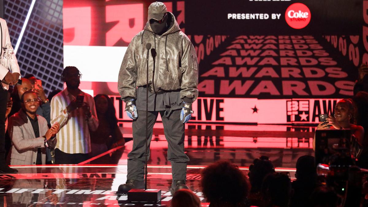 Kanye West speaks at the BET Awards 2022 at the Microsoft Theater in Los Angeles, California, U.S., June 26, 2022. REUTERS/David Swanson