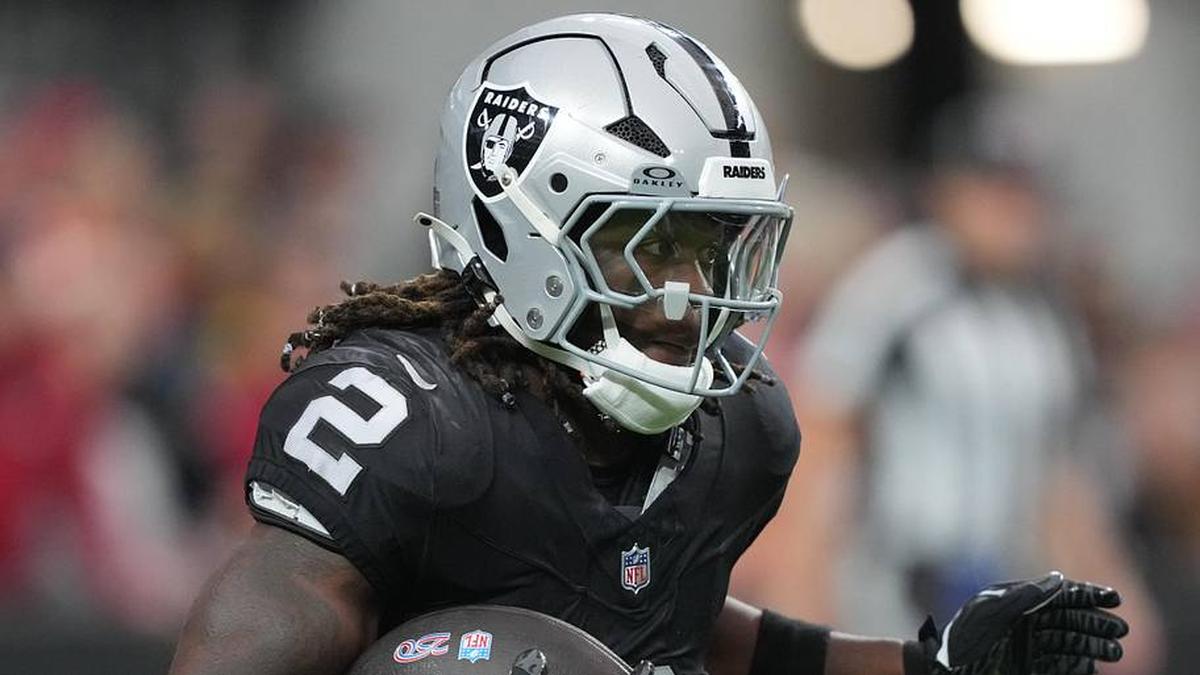  Jan 4, 2026; Paradise, Nevada, USA; Las Vegas Raiders running back Ashton Jeanty (2) carries the ball against the Kansas City Chiefs in the first half at Allegiant Stadium. Mandatory Credit: Kirby Lee-Imagn Images | Kirby Lee-Imagn Images 