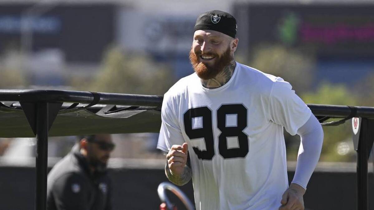  May 28, 2026; Henderson, NV, USA; Las Vegas Raiders defensive end Maxx Crosby (98) warms up during organized team activities at Intermountain Health Performance Center. Mandatory Credit: Candice Ward-Imagn Images | Candice Ward-Imagn Images 