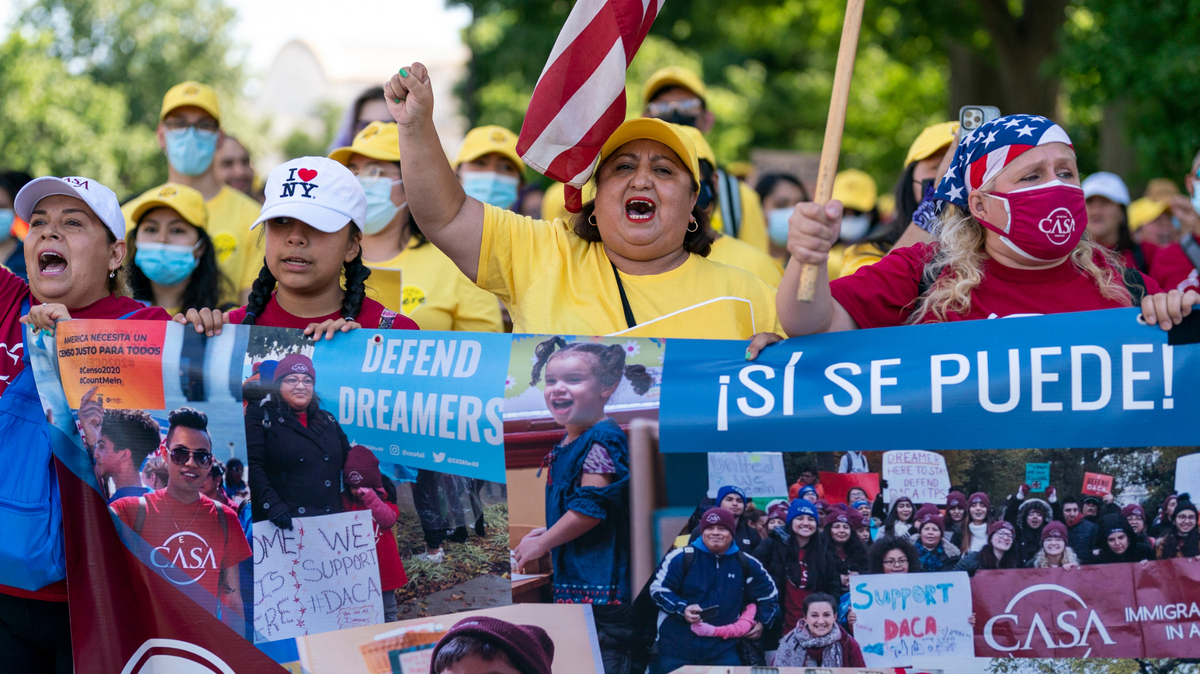 Jóvenes inmigrantes y activistas participan en una marcha en Washington el miércoles 15 de junio del 2022 con motivo del décimo aniversario de un programa de alivio migratorio conocido como DACA. En la marcha pidieron soluciones permanentes para inmigrantes en situación irregular en Estados Unidos.(AP Photo/J. Scott Applewhite)