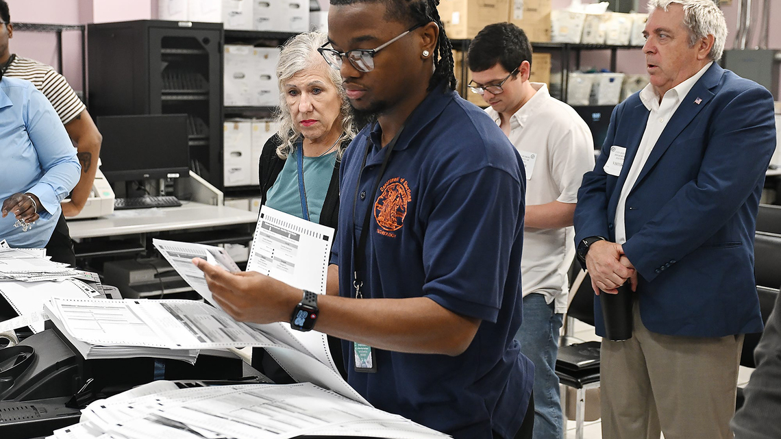 Routine test of Detroit voting equipment draws a dozen onlookers, RNC member 