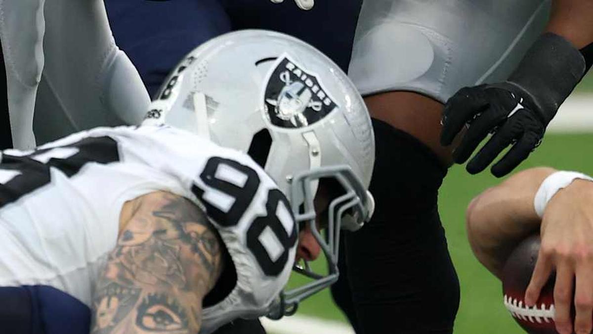  Nov 30, 2025; Inglewood, California, USA; Las Vegas Raiders defensive end Maxx Crosby (98) sacks Los Angeles Chargers quarterback Justin Herbert (10) during the second half at SoFi Stadium. Mandatory Credit: Kiyoshi Mio-Imagn Images | Kiyoshi Mio-Imagn Images 