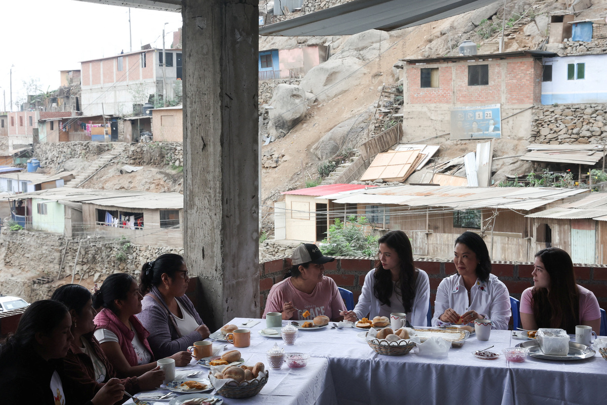 La candidata presidencial conservadora Keiko Fujimori, flanqueada por sus hijas Kaori y Kyara, asiste a un desayuno con simpatizantes antes de depositar su voto durante una segunda vuelta contra el candidato izquierdista Roberto Sánchez, en Lima, Perú. 7 de junio de 2026. REUTERS/Alessandro Cinque