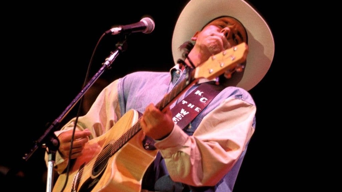 Country Star Is Suddenly Climbing the Charts 35 Years After Beginning Career 