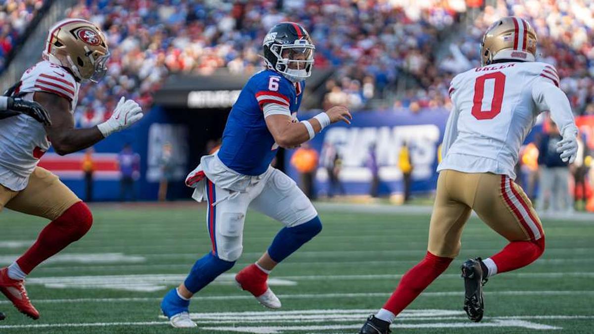  New York Giants quarterback Jaxson Dart (6) scrambles with the football during a week 9 game between New York Giants and San Francisco 49ers at MetLife Stadium on Sunday, Nov. 2, 2025. | Julian Leshay Guadalupe/NorthJersey.com / USA TODAY NETWORK via Imagn Images 