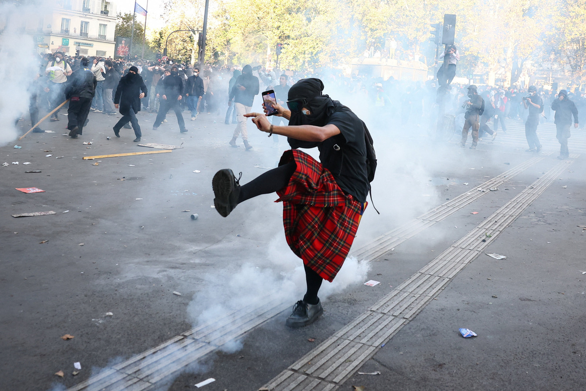 French students keep up protest pressure with some demonstrations hit ...