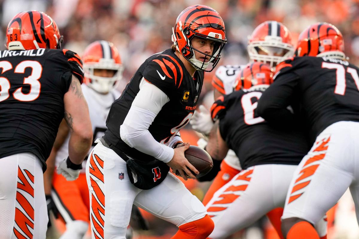  Cincinnati Bengals quarterback Joe Burrow rolls back against the Cleveland Browns at Paycor Stadium. Imagn Images