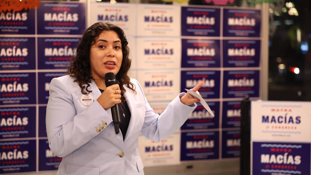 Mayra Macías speaks to supporters at Back of the Yards Coffeehouse in Chicago as she kicks off a petition drive to put her name on the November ballot in the 4th Congressional District race, Feb. 28, 2026. (Chris Sweda/Chicago Tribune/TNS)