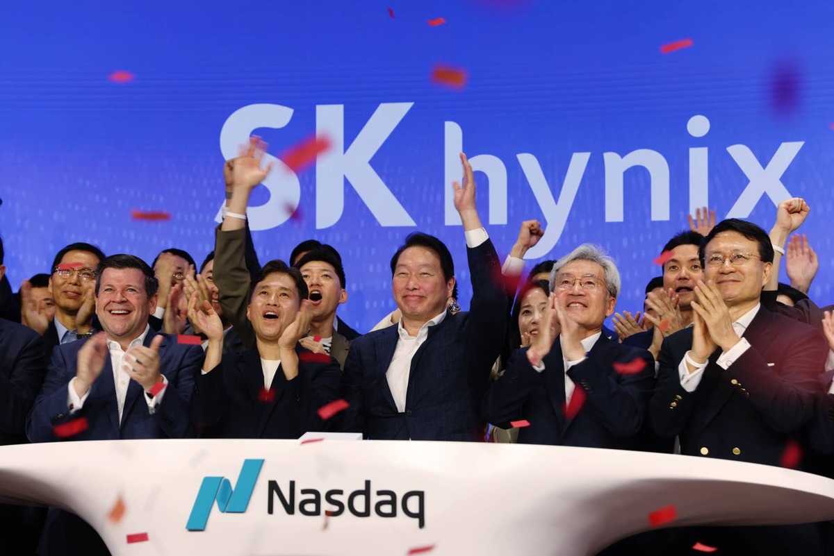  SK Hynix has a blockbuster debut at Nasdaq, plunges later. 