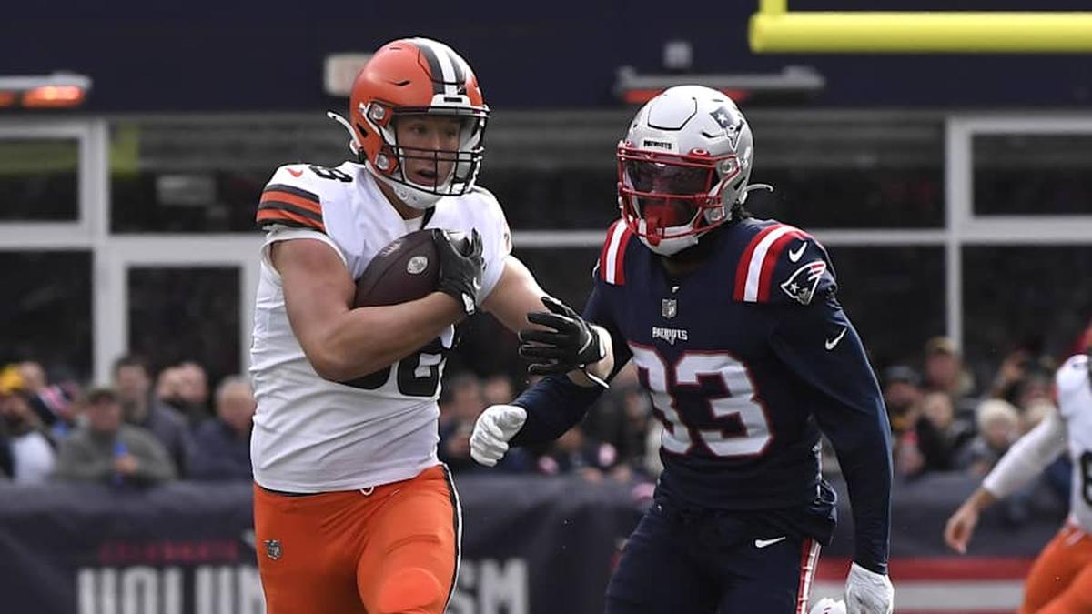  Nov 14, 2021; Cleveland Browns tight end Harrison Bryant (88) runs with the ball while New England Patriots cornerback Joejuan Williams (33) gives chase during the first half at Gillette Stadium. Foxborough, Massachusetts, USA; Mandatory Credit: Bob DeChiara-Imagn Images | Bob DeChiara-Imagn Images 