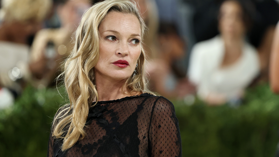 Kate Moss' Sleek Jeans Are the Anti-Baggy Trend Rich Moms Love 