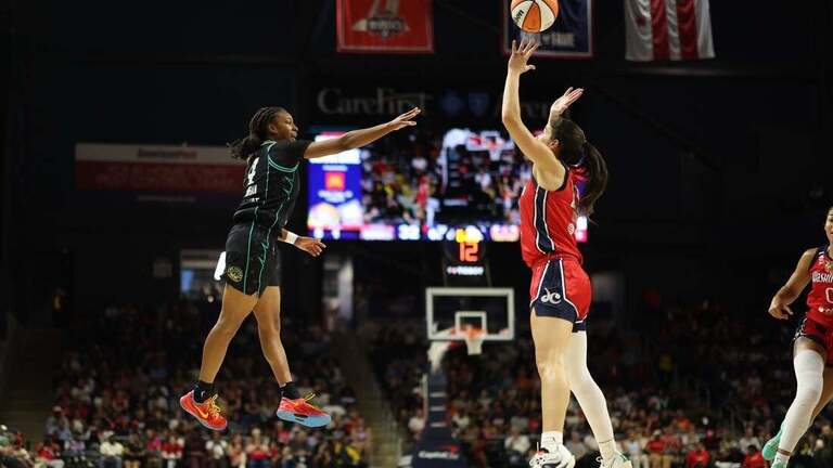 Mystics dominate 4th quarter to top Sparks 