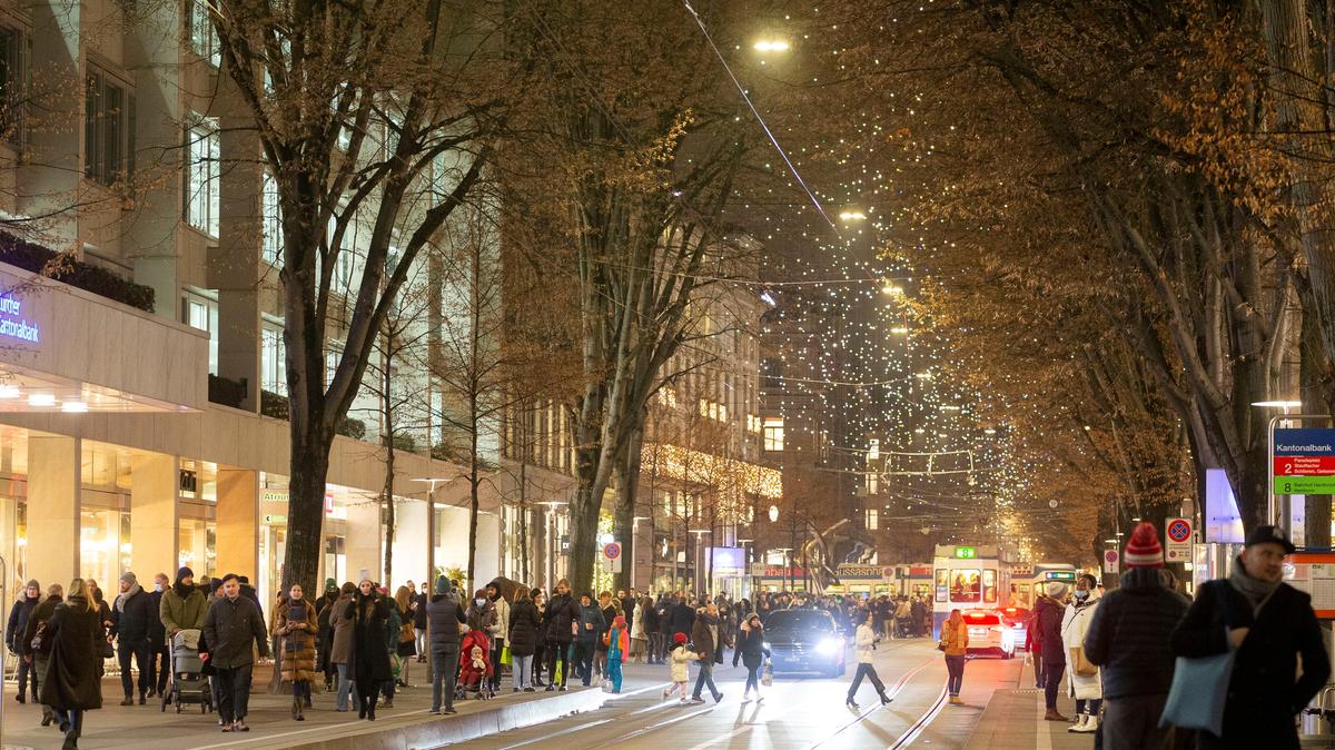 People walk under the Christmas illuminations on the Bahnhofstrasse shopping stree in Zurich, Switzerland. November 25, 2021. REUTERS/Arnd Wiegmann