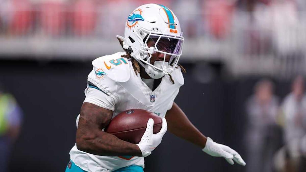  Miami Dolphins running back Jaylen Wright (5) runs the ball against the Atlanta Falcons in the third quarter at Mercedes-Benz Stadium. | Brett Davis-Imagn Images 