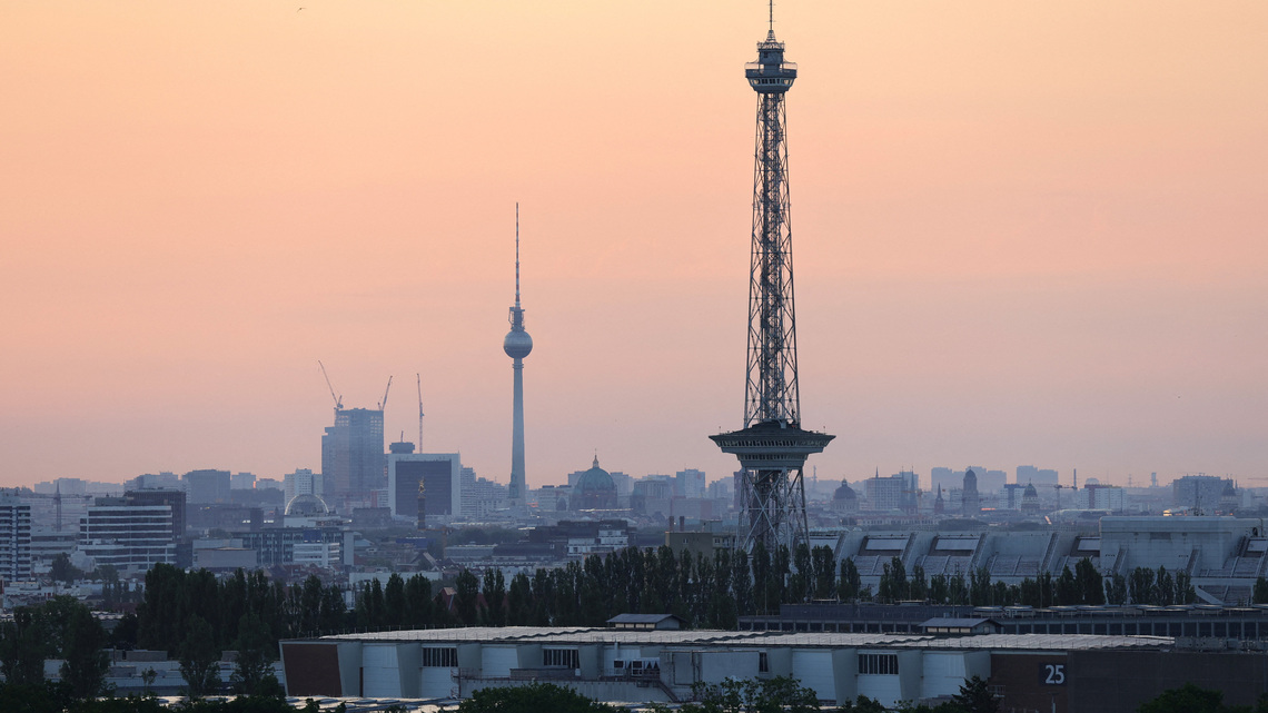German savings banks chief says growth could curb political polarisation
