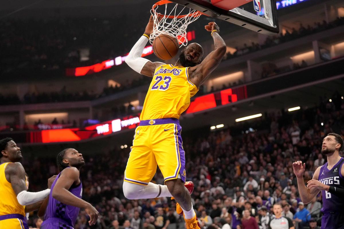  Los Angeles Lakers forward LeBron James (23) 