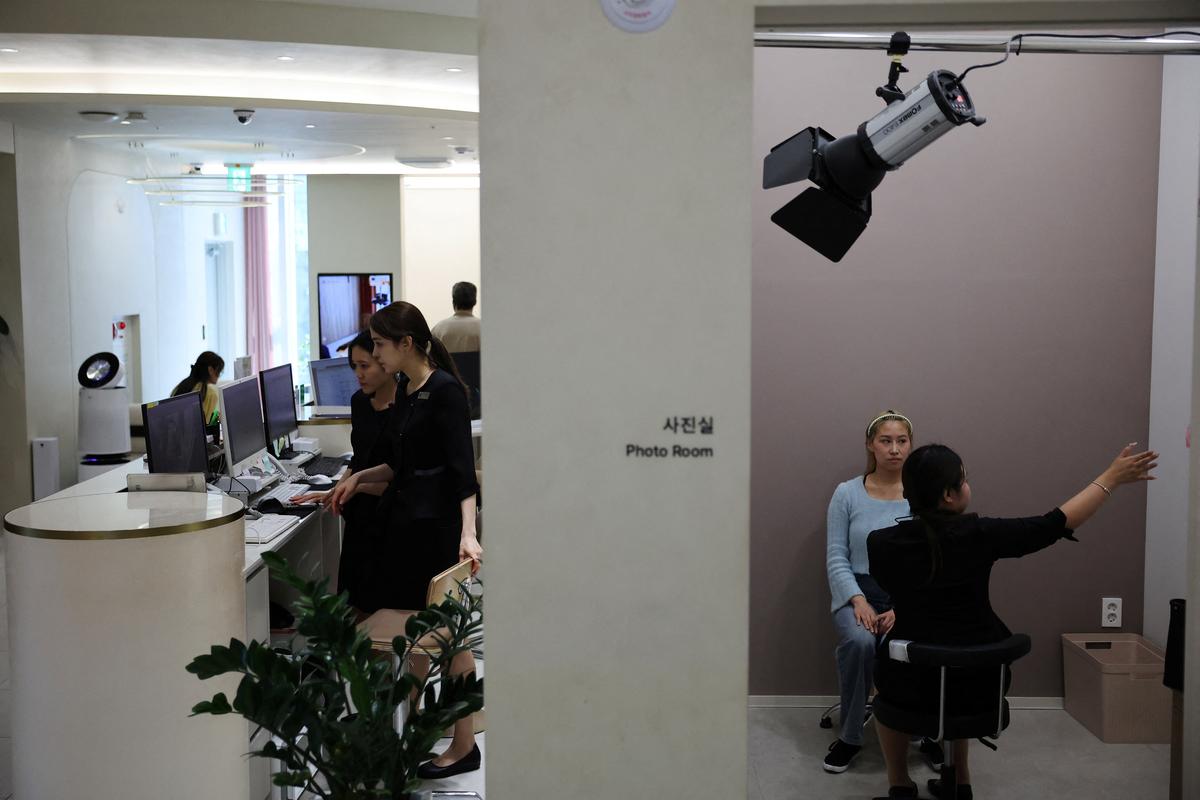 An employee takes photographs of Cindy Gu from the U.S. for before-and-after comparison at Lienjang Clinic in Seoul, South Korea, April 29, 2026.  REUTERS/Kim Hong-Ji