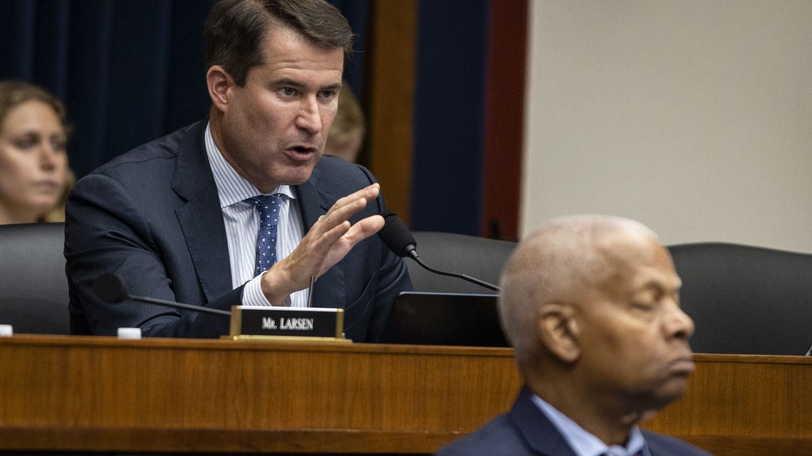 Ronald Brownstein: This race is testing whether Democrats can face their problems 