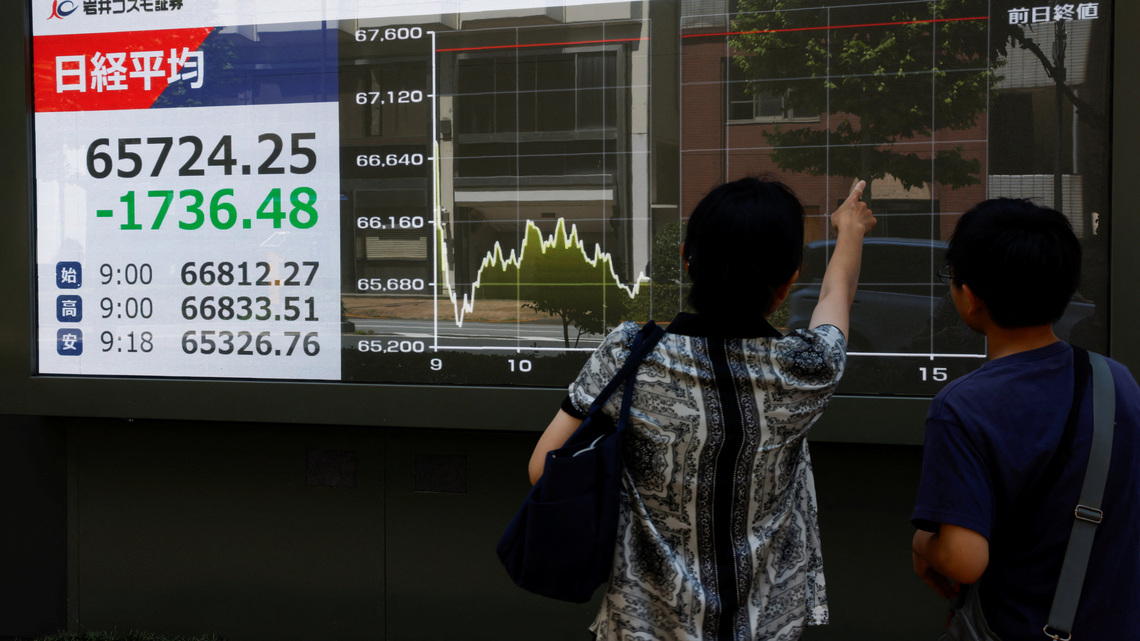 Shares dip with pressure from technology, yields and oil fall 