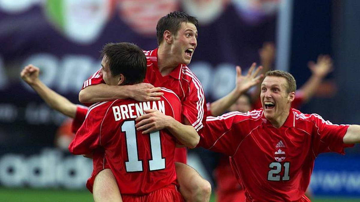  Richard Hastings (center) celebrates a goal at the 2000 Gold Cup with Martin Nash (right) and Jim Brennan (left). | HECTOR MATA/AFP/Getty Images 