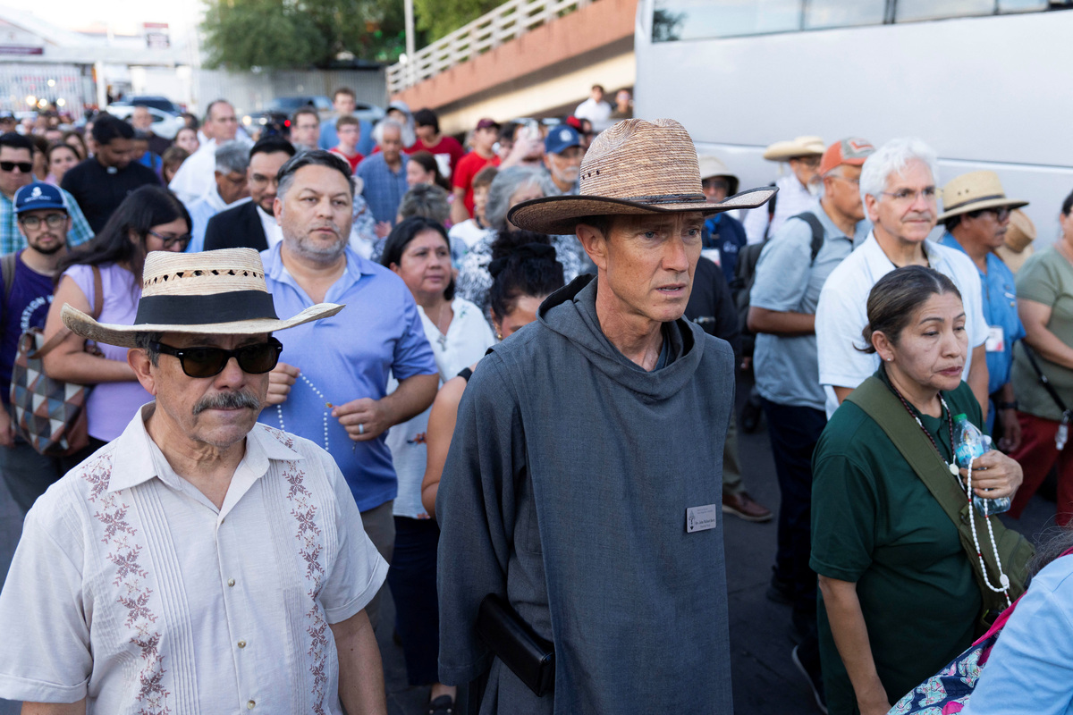 Congregants process through downtown Nogales during Border Mass 250 in Nogales, Sonora, Mexico June 26, 2026.  REUTERS/Rebecca Noble