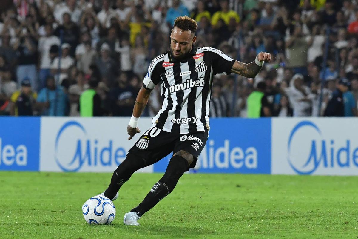  PEDRO JUAN CABALLERO, PARAGUAY - MAY 5: Neymar Jr. of Santos kicks the ball during a Copa CONMEBOL Sudamericana 2026 group D match between Deportivo Recoleta and Santos at Estadio Rio Parapiti. (Photo by Christian Alvarenga/Getty Images)
