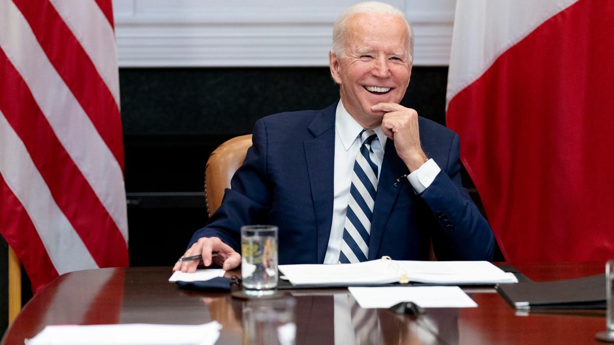 En esta foto del 1ro de marzo de 2021, el presidente Joe Biden conversa con su homólogo mexicano Andrés Manuel López Obrador a través de una llamada virtual, en el Salón Roosevelt de la Casa Blanca, en Washington D.C.