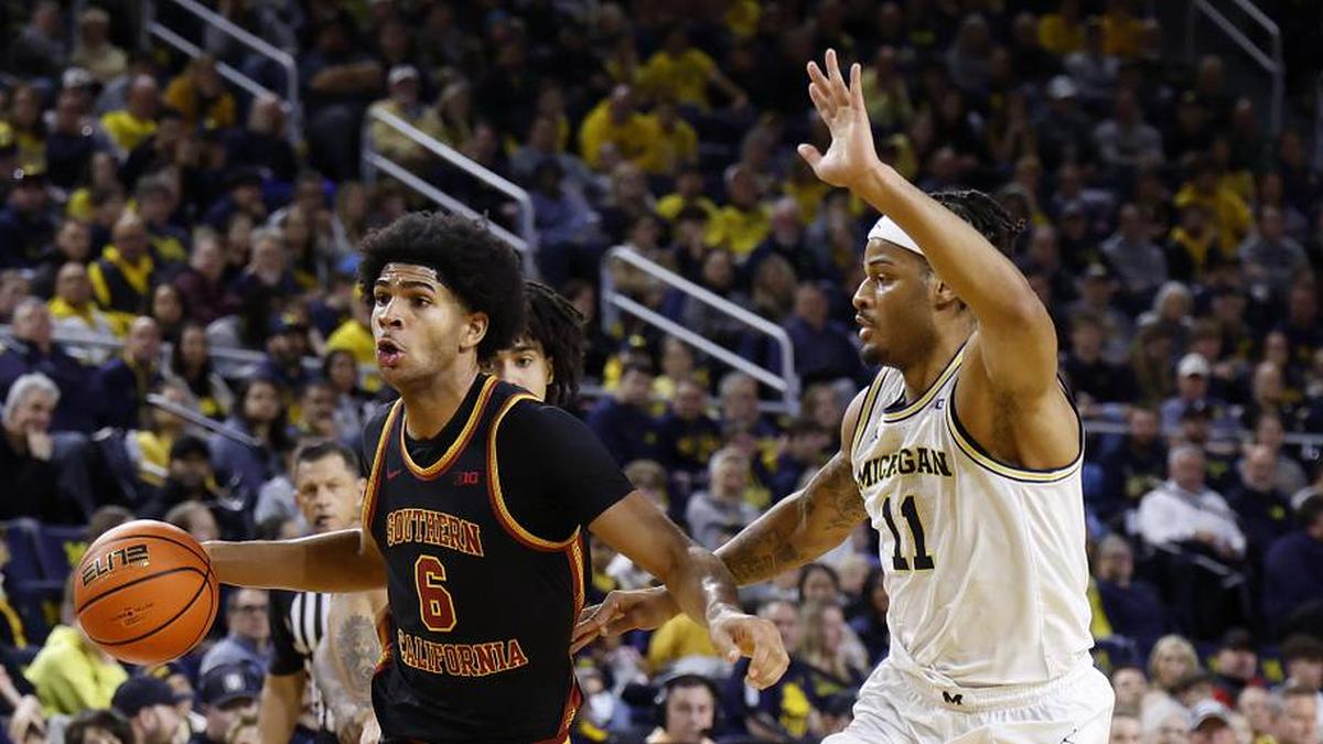  Jan 2, 2026; Ann Arbor, Michigan, USA; Southern California Trojans forward Jacob Cofie (6) dribbles on Michigan Wolverines guard Roddy Gayle Jr. (11) in the second half at Crisler Center. Mandatory Credit: Rick Osentoski-Imagn Images | Rick Osentoski-Imagn Images 