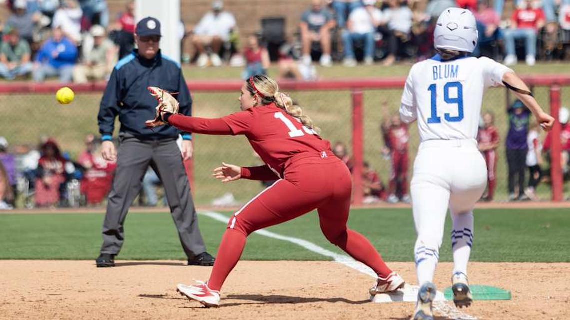  Alabama infielder Brooke Wells catches the ball for an out in the third game of the series against Kentucky on Apr. 19, 2026. | Sarah Munzenmaier/Alabama Crimson Tide on SI 