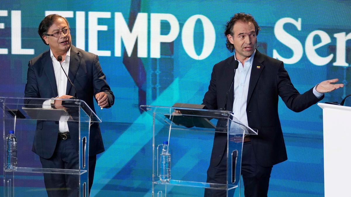 Federico Gutiérrez, candidato presidencial que representa a la coalición Equipo por Colombia, derecha, y el aspirante presidencial Gustavo Petro de la coalición Pacto Histórico, participan en un debate presidencial en el edificio del periódico El Tiempo, el lunes 23 de mayo de 2022, en Bogotá, Colombia. (AP Foto/Fernando Vergara)