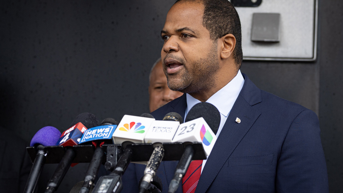 Dallas Mayor Eric Johnson speaks to media after a shooting occurred at the Dallas Immigration and Customs Enforcement office on Sept. 24, 2025, in Dallas. (Angela Piazza/The Dallas Morning News/TNS)