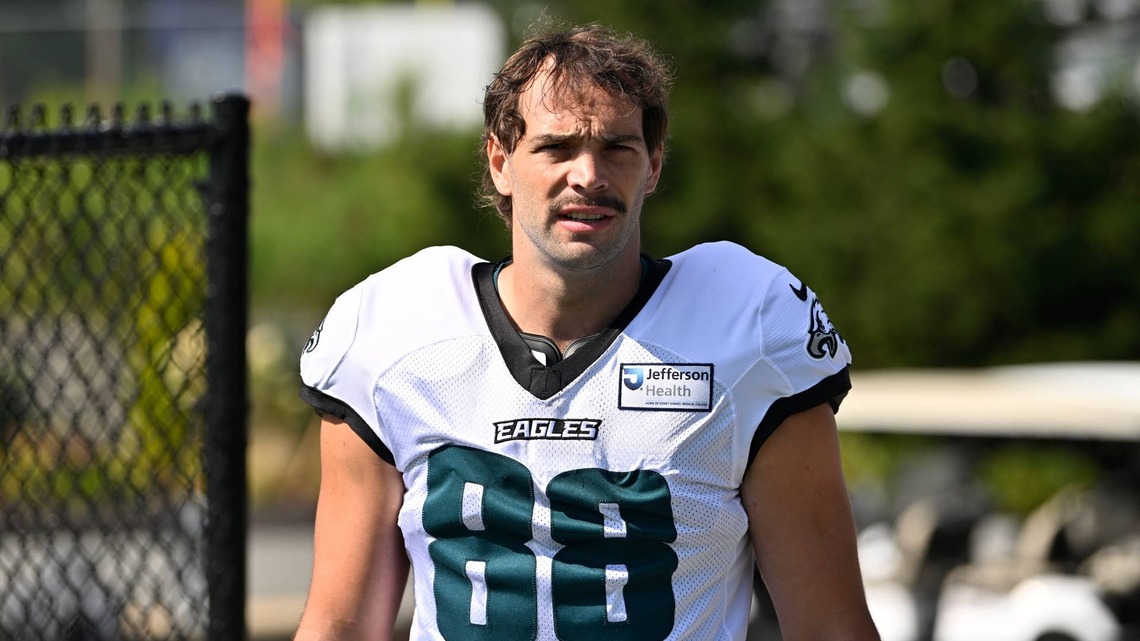 Dallas Goedert Has Interesting Comparison for Cam Jurgens Trade