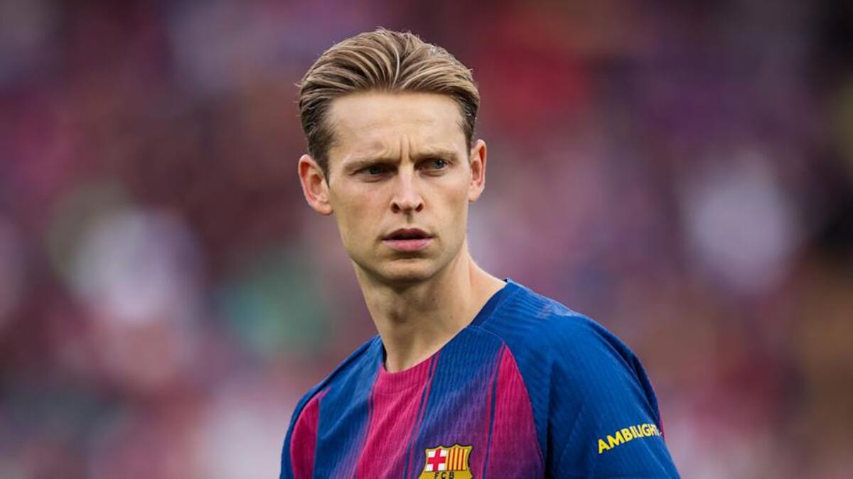  Frenkie de Jong could reportedly be sidelined until November. | Judit Cartiel/Getty Images 